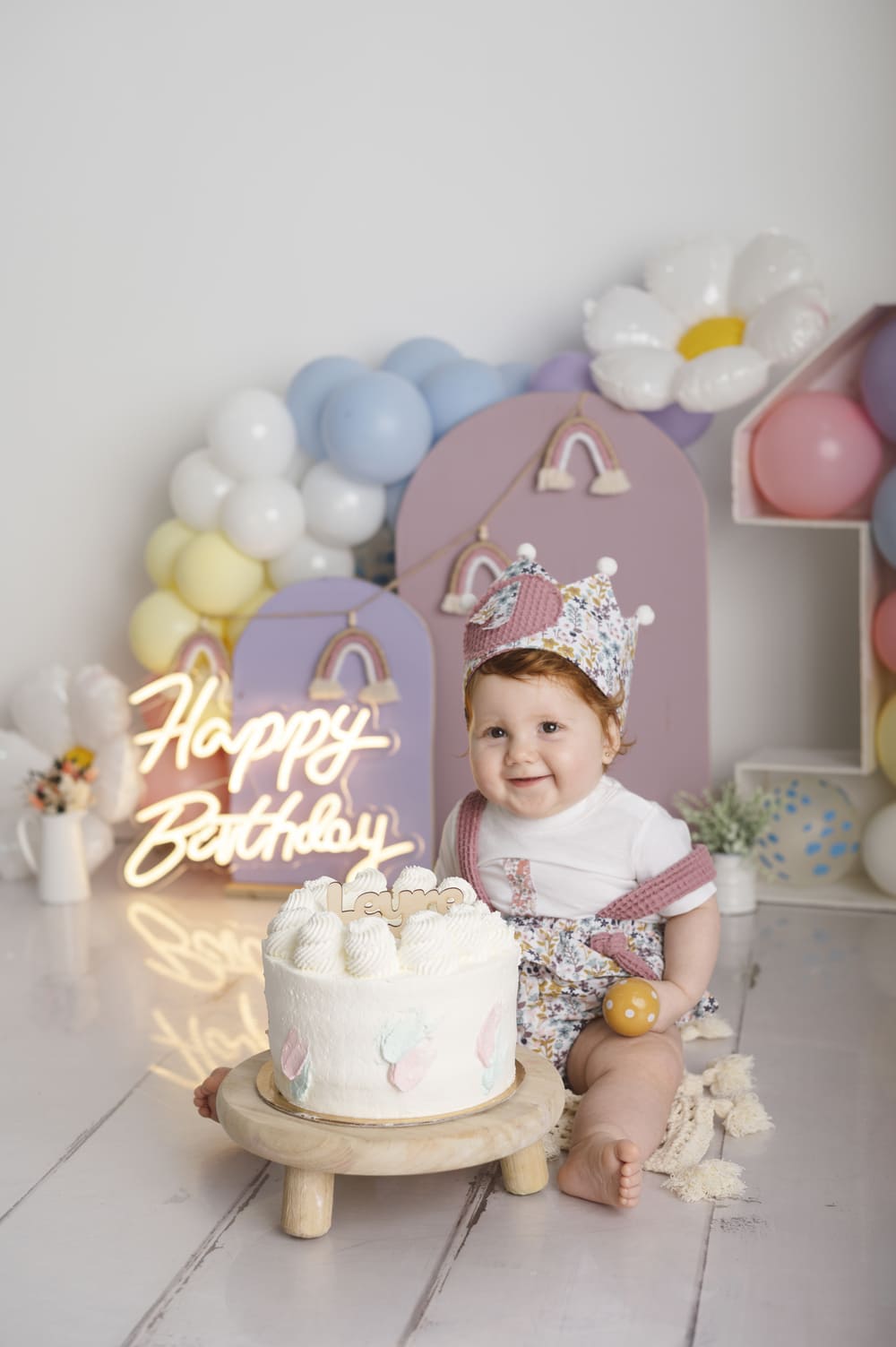 Fotografía divertida de primer cumpleaños con decoración