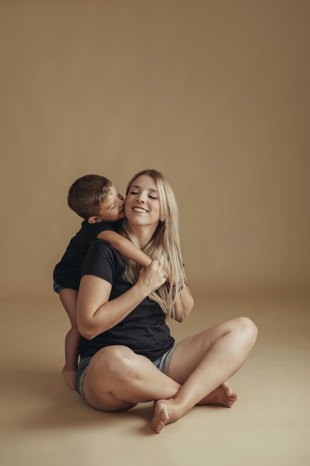 Mamá e hijo posando